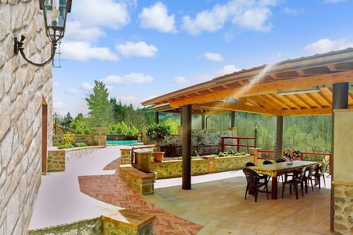 4 bedroom, 2 bathroom converted Mill house with private pool.  Outdoor kitchen!