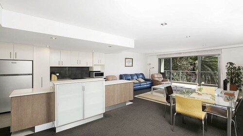 Plaza 14 - Close to CBD & BEACHES, FREE WIFI