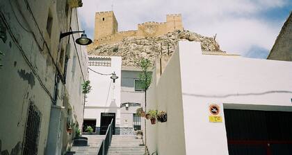 TRADITIONAL SPANISH TOWN HOUSE INLAND SAX ALICANTE. SLEEPS 6 BED WIFI