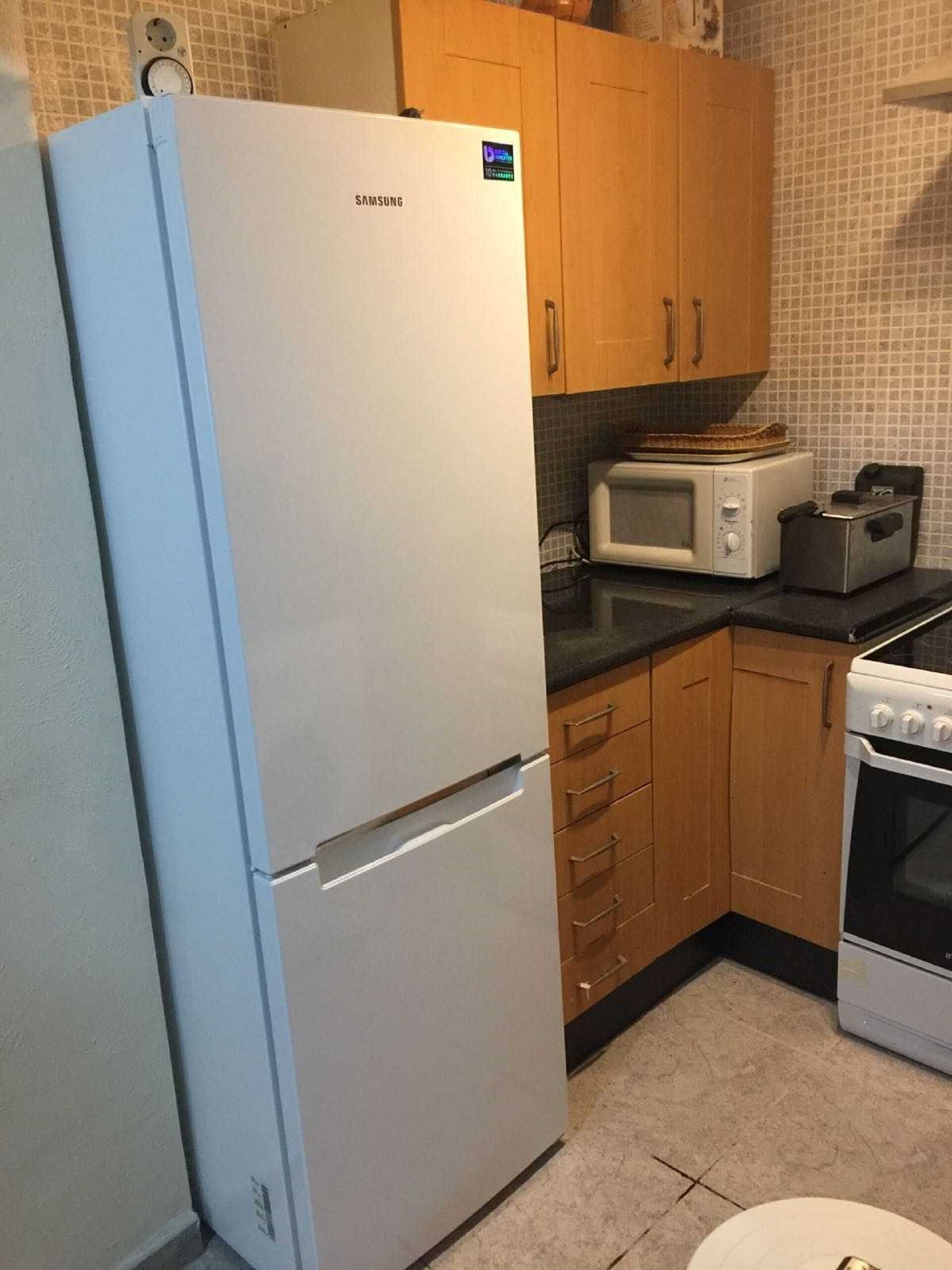 Een koelkast, een magnetron, een oven, een kookplaat