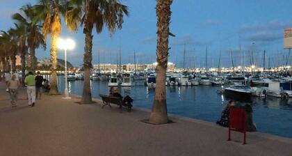 PERUAINEN ESPANJAN KAUPUNGIN SAX ALICANTE. SLEEPS 6 BED WIFI