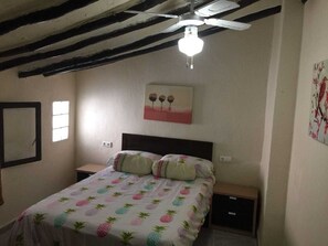 3 slaapkamers, een strijkplank/strijkijzer, wifi, beddengoed