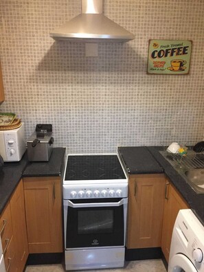 Jääkaappi, mikroaaltouuni, uuni, liesi