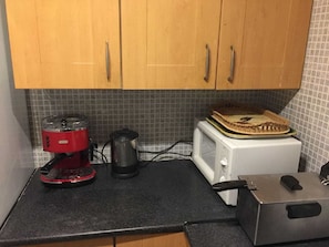 Réfrigérateur, four à micro-ondes, un four, surface de cuisson