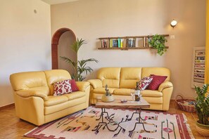 Fernseher, Tischtennisplatte, Bücher