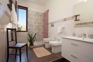 Dusche, Haartrockner, Bidet, Handtücher