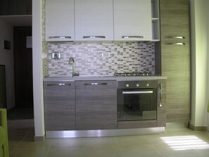 ثلاجة، فرن، موقد طهي مسطح، غسالة أطباق