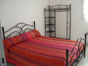 2 habitaciones y tabla de planchar con plancha 