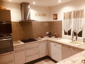 ثلاجة، ميكروويف، فرن، موقد طهي مسطح