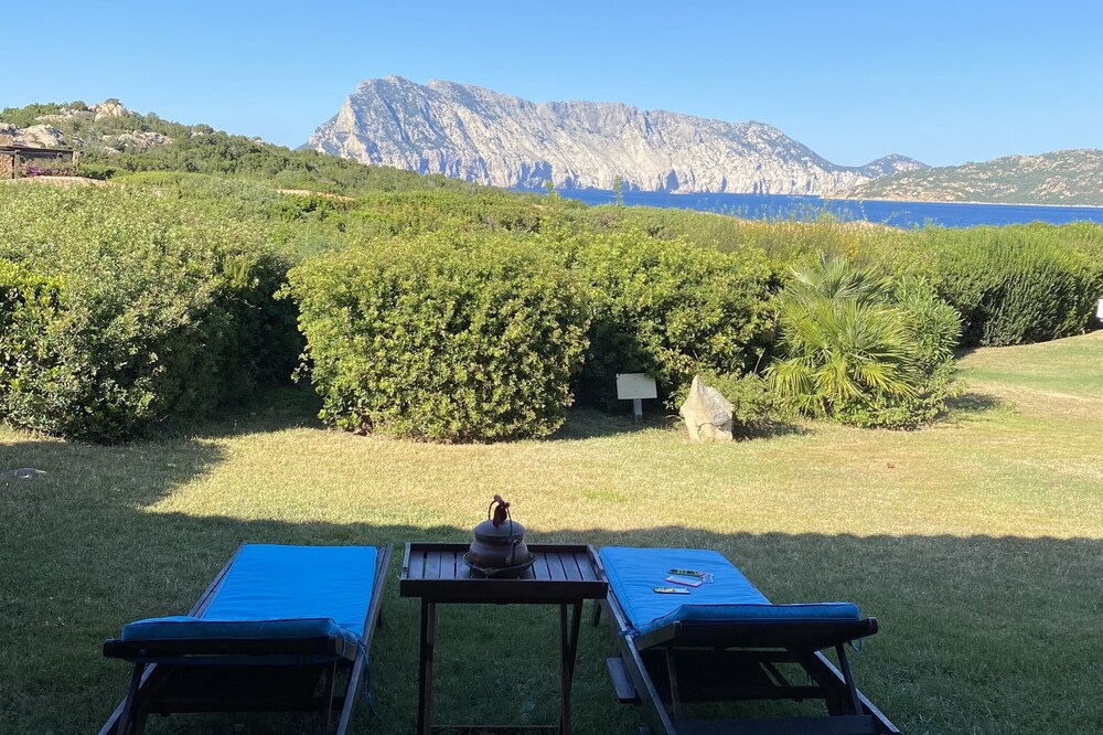 Villino D5 150mt from the beach overlooking the sea and Tavolara island