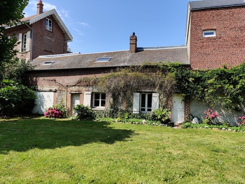 Etretat center: Garden house (5 minutes from the beach, sleeps 8)