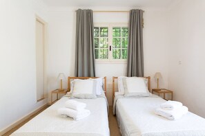 4 bedrooms, iron/ironing board, WiFi, bed sheets