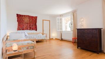 4 chambres, fer et planche à repasser, Wi-Fi, draps fournis