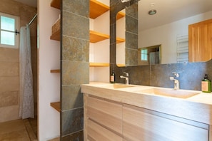 Combined shower/bathtub, hair dryer, bidet, towels