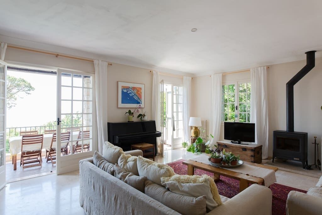 TV connectée, cheminée, baby-foot, table de tennis de table