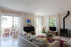 Smart-TV, Kamin, Tischfußball, Tischtennisplatte