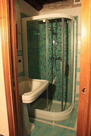 Bruser, hårtørrer, bidet, håndklæder