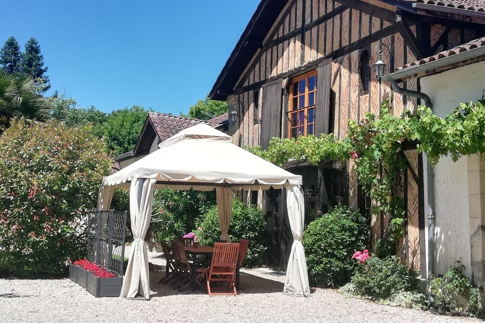 Landes - Character cottage on large wooded park with swimming pool