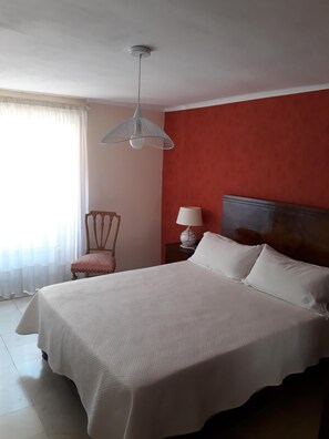 3 habitaciones y tabla de planchar con plancha 