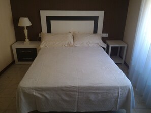3 Schlafzimmer, Bügeleisen/Bügelbrett
