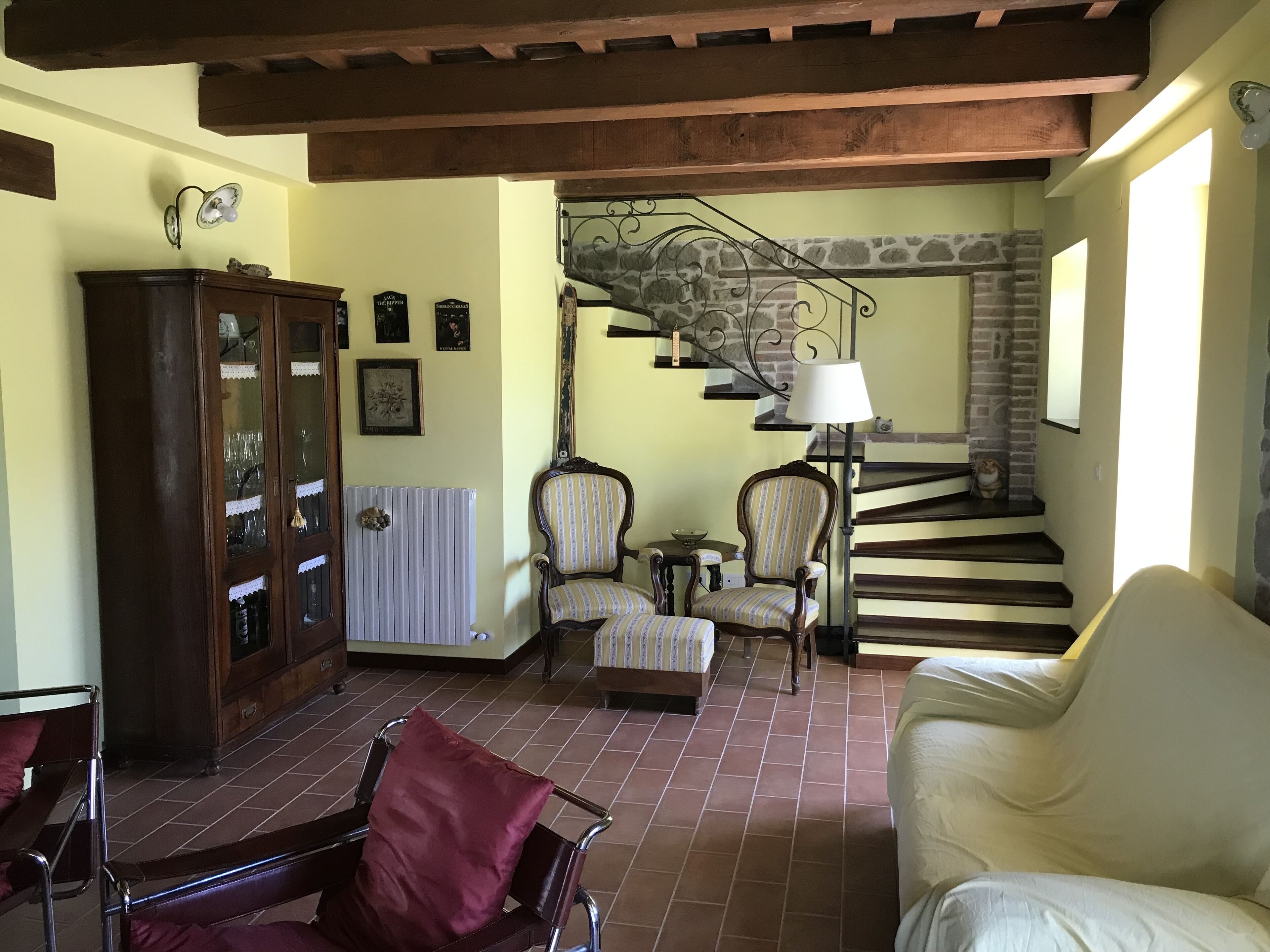 Fernseher, Kamin, DVD-Player, Bücher