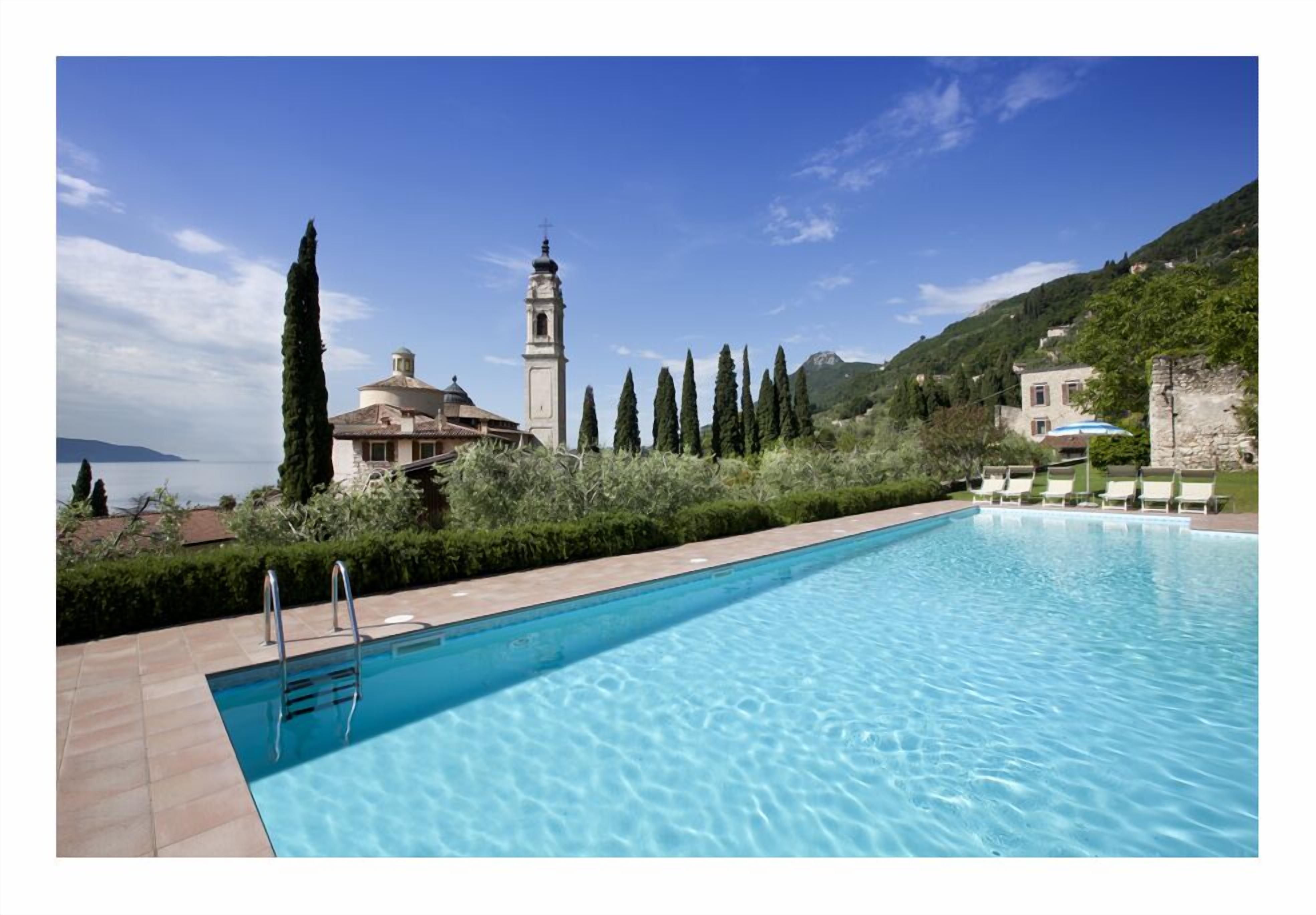 Beautiful apartments in a lemon garden with a lake view