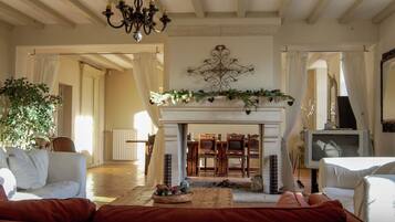 Smart TV, chimenea y tenis de mesa