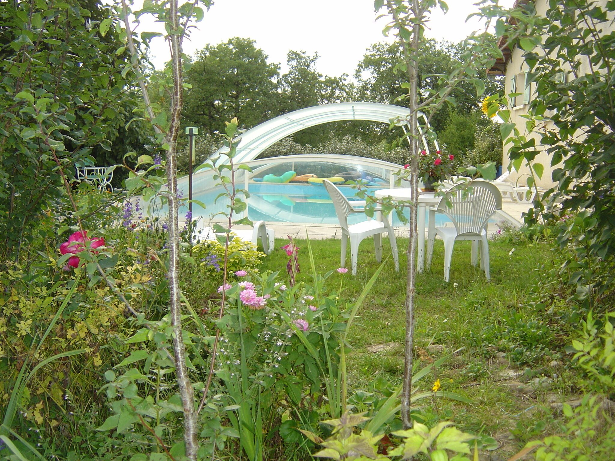 Large 3*** gite with covered swimming pool on the Causse du Lot in the countryside.
