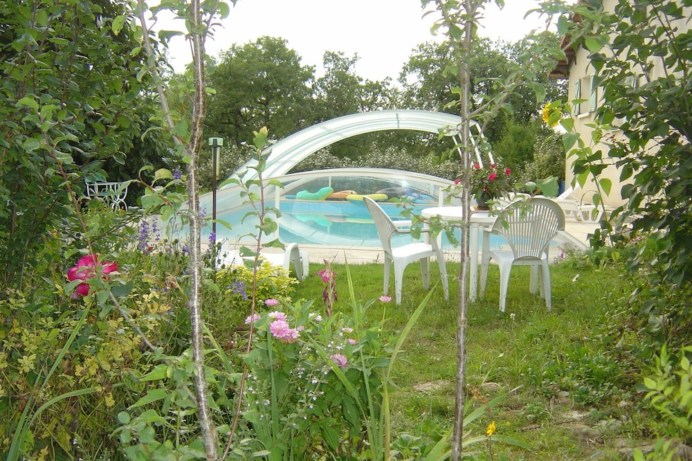 Large 3*** gite with covered swimming pool on the Causse du Lot in the countryside.