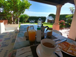 Outdoor dining - Maison "The Little Gate", seaside paradise. (porto san paolo)