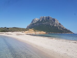På stranden och solstolar