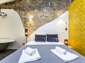 2 habitaciones, insonorización y tabla de planchar con plancha 