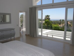 4 soverom, skrivebord, strykejern/-brett og wi-fi (inkludert)