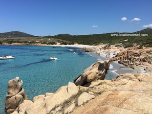On the beach - 2-bedroom apartment on beach, sea and marina view, air-conditioned & WiFi Fiber. (Propriano)
