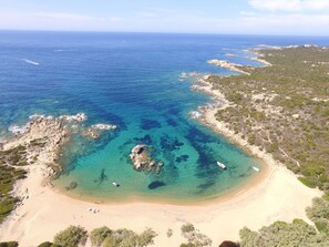 On the beach - 2-bedroom apartment on beach, sea and marina view, air-conditioned & WiFi Fiber. (Propriano)