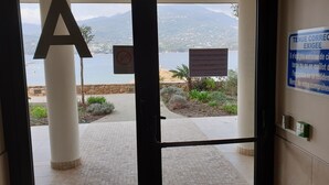 Entrada de hotel com vista para a paisagem costeira.