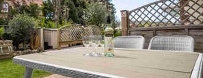 Outdoor dining - Vectis Holiday Homes, Modern, spacious apartment, great location, EV Charging (Shanklin, Isle of Wight)
