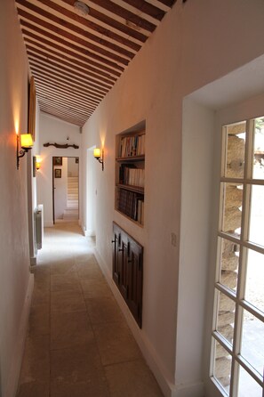 المنشأة من الداخل