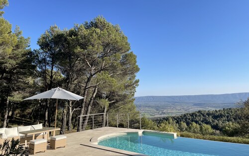 Stone house in Luberon, heated infinity pool, patio, near Gordes
