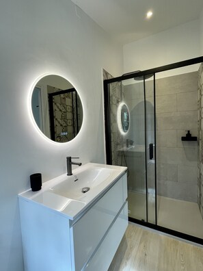 Combined shower/tub, hair dryer, towels, soap - Stone house in Luberon, heated infinity pool, patio, near Gordes (Murs)