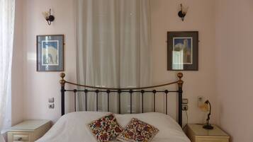 2 chambres, coffres-forts dans les chambres, fer et planche Ă repasser