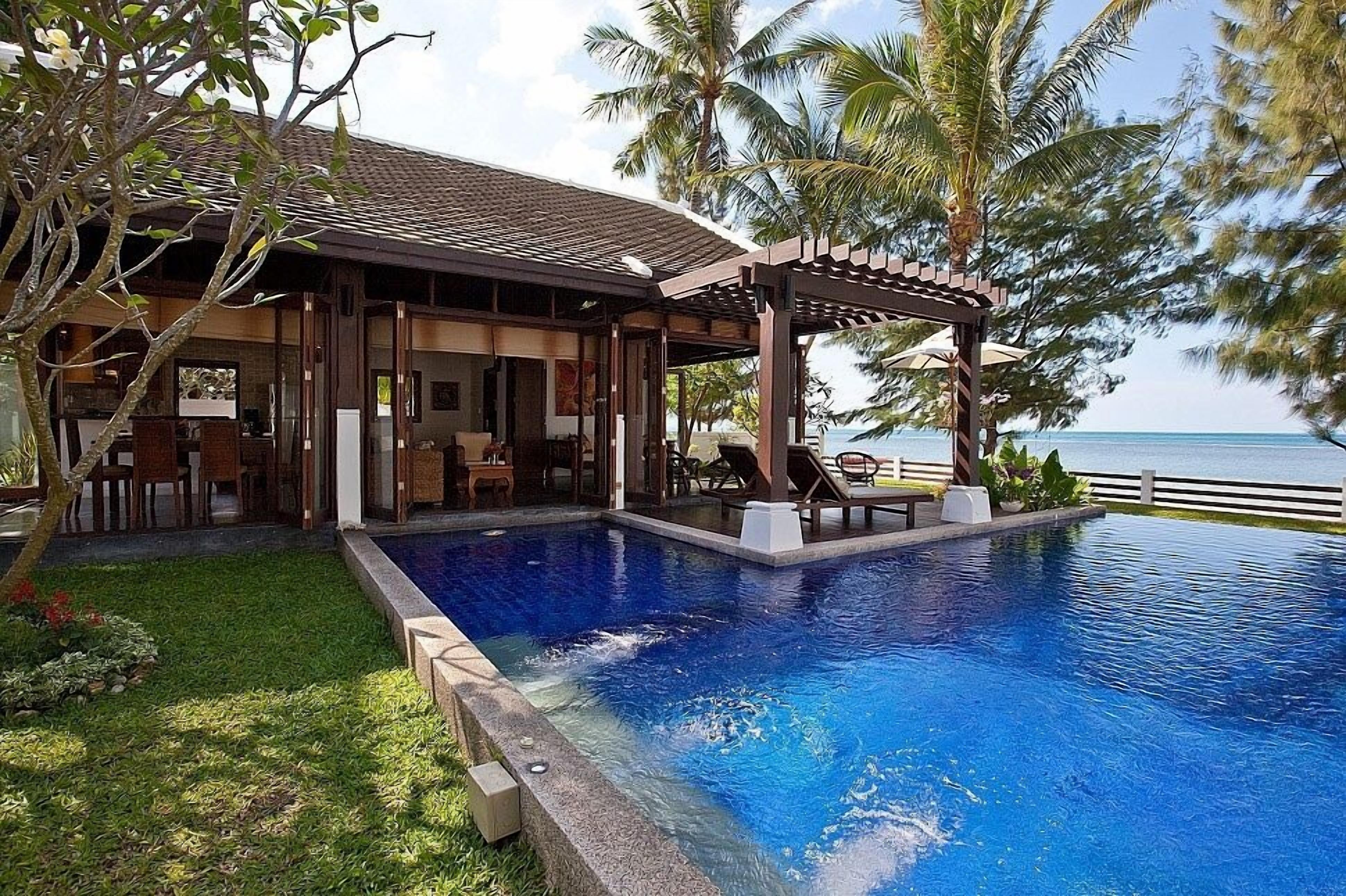 Beachfront Villa With Private Pool & Lovely Garden