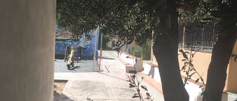 المنطقة المحيطة بالمنشأة