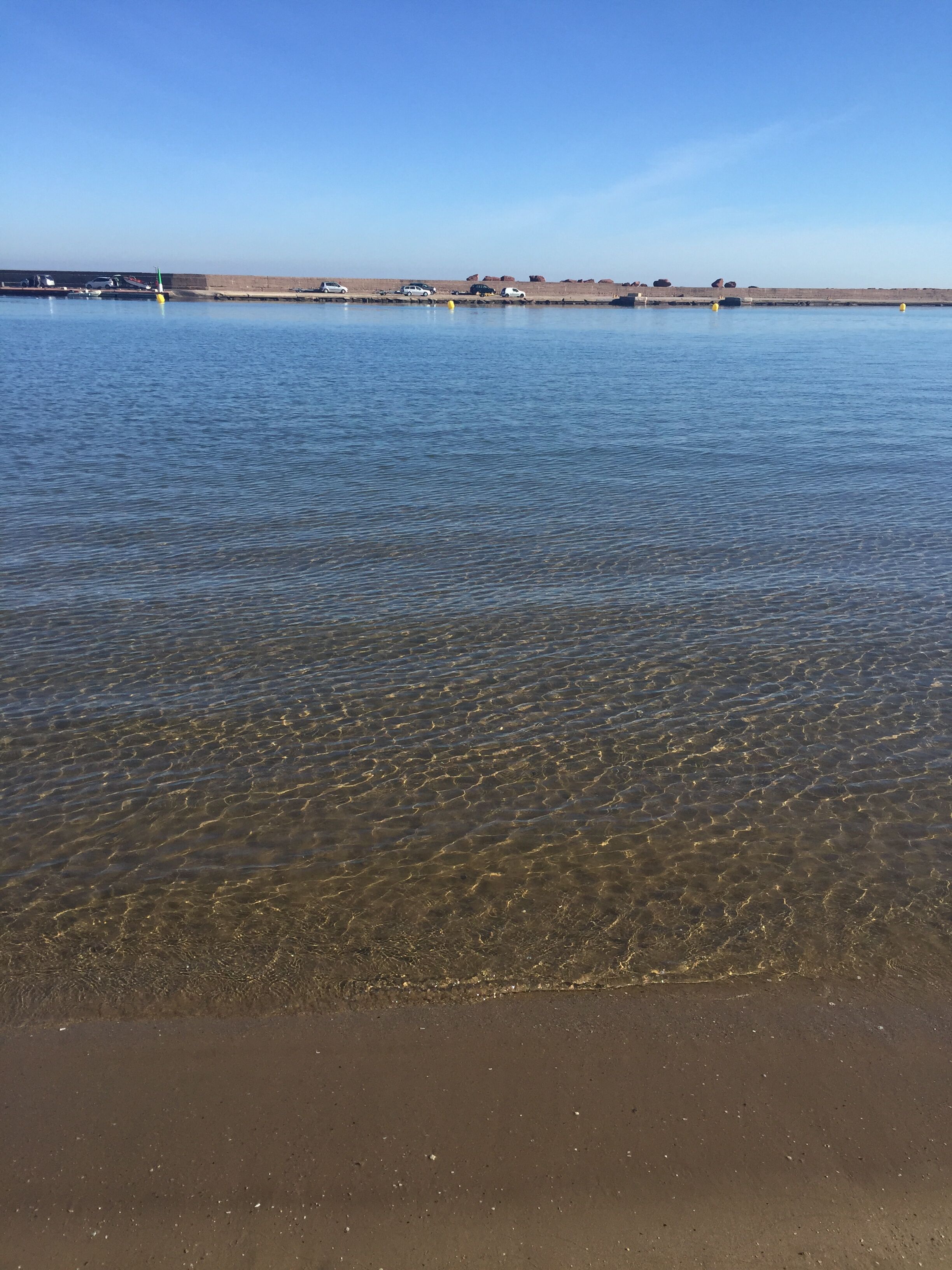 Playa en los alrededores y camastros 