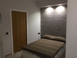 2 habitaciones, escritorio, tabla de planchar con plancha y wifi gratis 