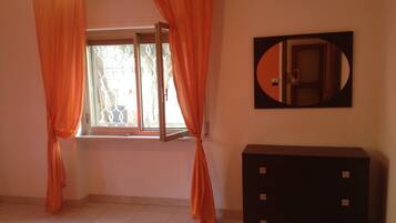 2 slaapkamers, een strijkplank/strijkijzer, gratis wifi, beddengoed