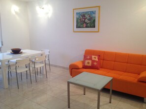 Dining - In villa, comfortable apartment with garden (Montesilvano)