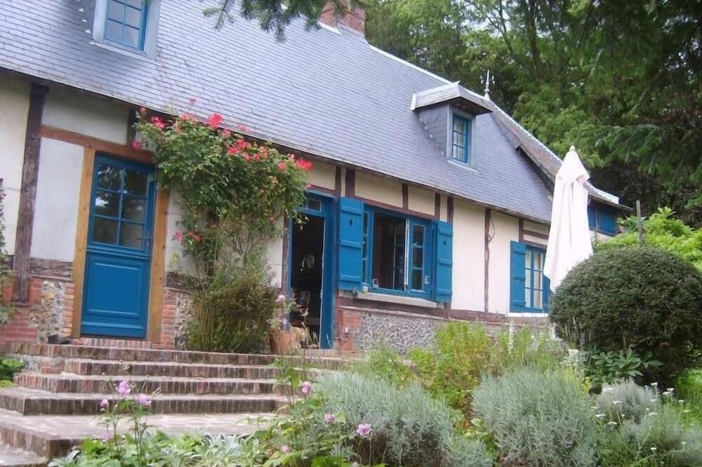 Pretty renovated traditional house, charm, calm in a bosky bower.