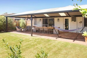 Outdoor dining - Prevelly Beach House | Walk to the beach (Prevelly)