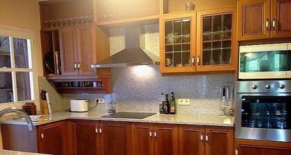 Villa confortable con amplia piscina, gran jardín y corto viaje a playas *